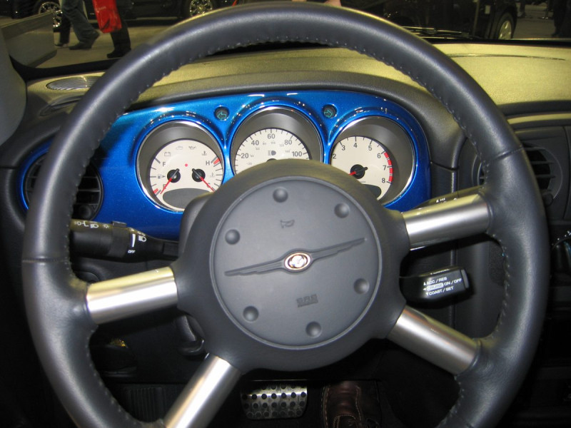 Cómo arrancar el carro correctamente cada día (sin dañar el motor) Tablero y volante de un carro, foto de referencia