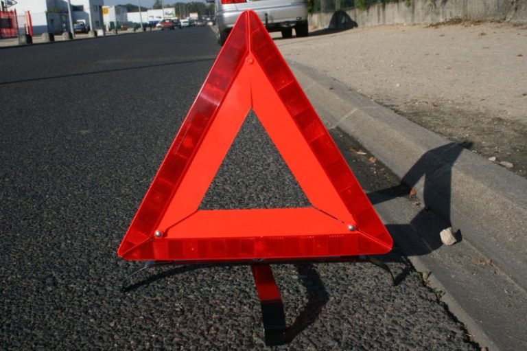 Triangulo reflectivo de senalizacion, foto de referencia